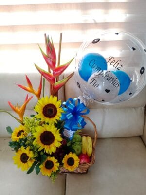 Canasta frutal girasoles y heliconia, con globo burbuja personalizado R 26