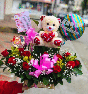 Arreglo de rosas, chocolates y peluche R03