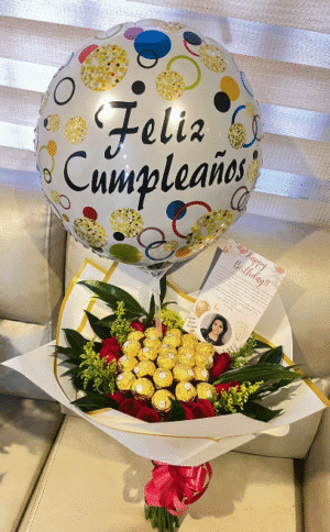 Bouquet x 24 ferrero, 12 rosas, globo en papel coreano R30