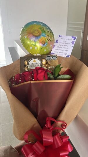 Boquet x 12 rosas con Ferrero x 8 unidades y globo metalizado en papel coreano R34