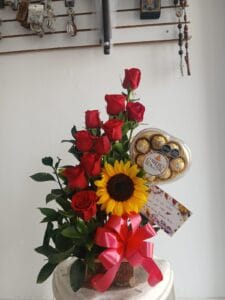 Arreglo 10 rosas girasol y Ferrero corazón R38